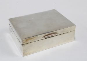 Walker & Hall silver cigarette box, cedar lined, Birmingham 1962, 12cm long