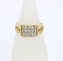 18ct gold and diamond plaque ring set with nine diamonds, inner band stamped 18k
