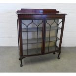 Mahogany bookcase / display cabinet with ledgeback and gadrooned edges, with a pair of astragal