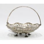Edwardian silver basket with pierced rims, on four shell feet, London 1904, 25cm diameter