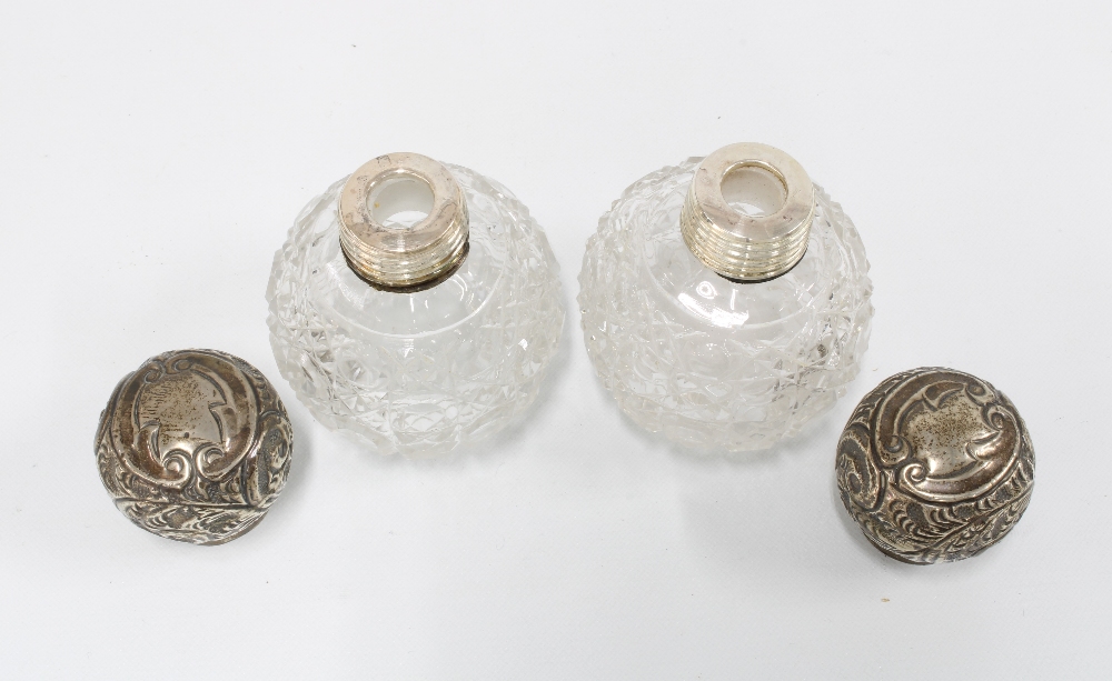A pair of silver top glass scent bottles, London 1915, 7cm high (2) - Image 2 of 3