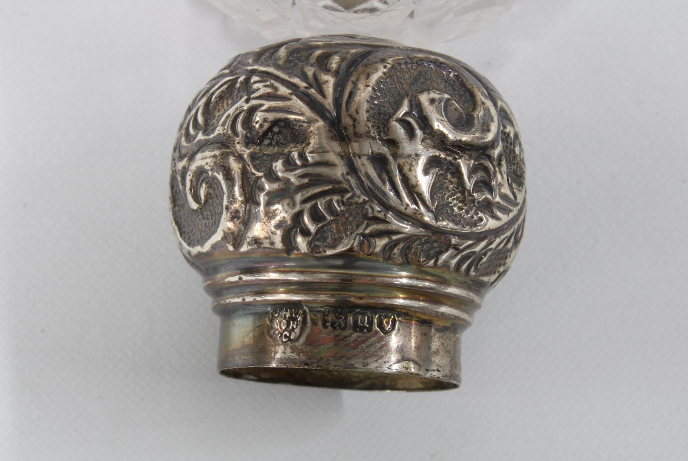 A pair of silver top glass scent bottles, London 1915, 7cm high (2) - Image 3 of 3