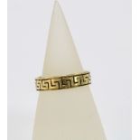 18ct yellow gold wedding band, London hallmarks, with Greek key design, size O