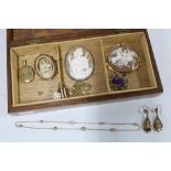 Jewellery box containing a 15ct gold chain, Victorian yellow metal earrings, 2 Cameo brooches,