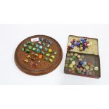 Early 20th century oak solitaire board with vintage marbles (a lot)