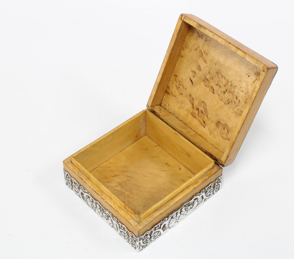 George V silver mounted burrwood box, London Import marks for 1926, square form with hinged lid - Bild 2 aus 3