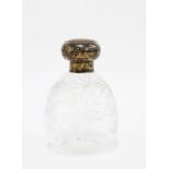 George V silver mounted etched glass scent bottle complete with internal glass stopper, London 1915,