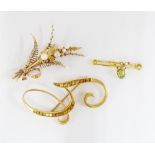 9ct gold G brooch, 9ct pearl floral spray brooch and a 9ct gold pearl and peridot brooch (3)