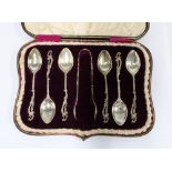 Late Victorian set of six silver teaspoons with matching sugar tongs, Sheffield 1900, in fitted case