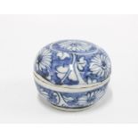 Chinese 16th century Ming blue and white box and cover, circular form and decorated with flowers,