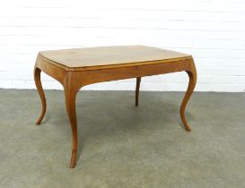 Mahogany occasional table, on slender cabriole legs 78 x 46 x 54cm.