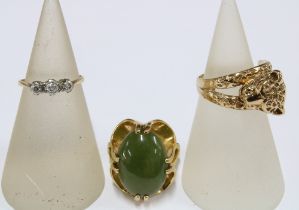 9ct gold leopard ring, 10k gold dress ring with green cabochon and an early 20th century 18ct gold &