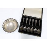 An Edwardian silver sugar bowl with pierced rim, London 1908 and a cased set of six Birmingham