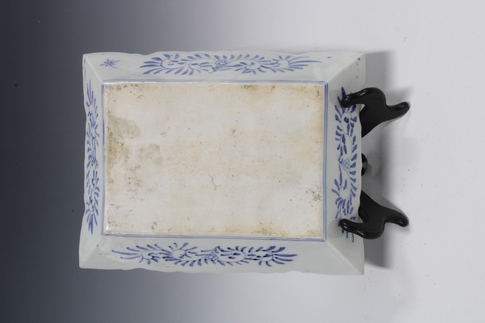 Hizen Ware Imari style rectangular dish, likely Edo - Meiji period, 26 x 20cm - Image 2 of 2