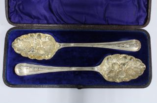 Pair of Epns berry spoons in original fitted case (2)