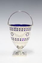 Georgian style silver sugar vase, swing handle with blue glass liner, Sheffield 1900, 17cm including