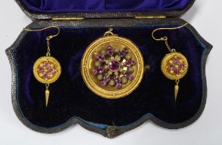 Victorian Etruscan style brooch and earrings, in fitted box (3)
