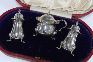 George V silver three piece condiment set, Birmingham 1911, in original fitted case (3)