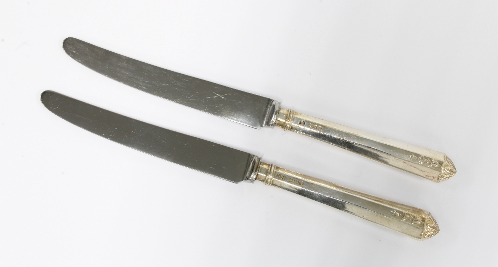 A set of twelve silver handled fruit knives, Sheffield 1961, in original fitted box (12) - Image 2 of 4