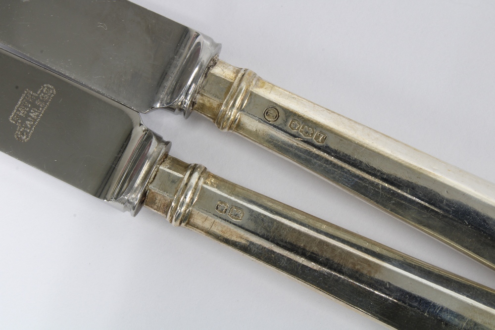 A set of twelve silver handled fruit knives, Sheffield 1961, in original fitted box (12) - Image 4 of 4