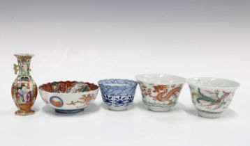 Two Chinese famille verte tea bowls with dragon pattern, a Chinese blue and white teabowl, Chinese