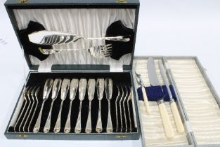 Cased set of Epns fish servers and a carving set (2)