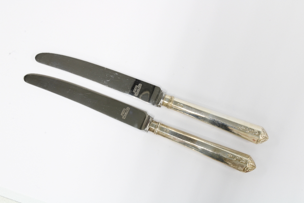 A set of twelve silver handled fruit knives, Sheffield 1961, in original fitted box (12) - Image 3 of 4
