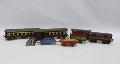 A collection of vintage Hornby carriages and accessories to include Pullman Verona, etc (8)
