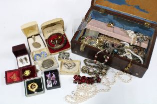 Rosewood jewellery box containing a quantity of vintage costume and some silver jewellery, etc (a