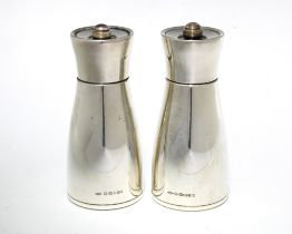 Pair of Cole and Mason silver salt and pepper grinders, London 2002, 12cm (2)