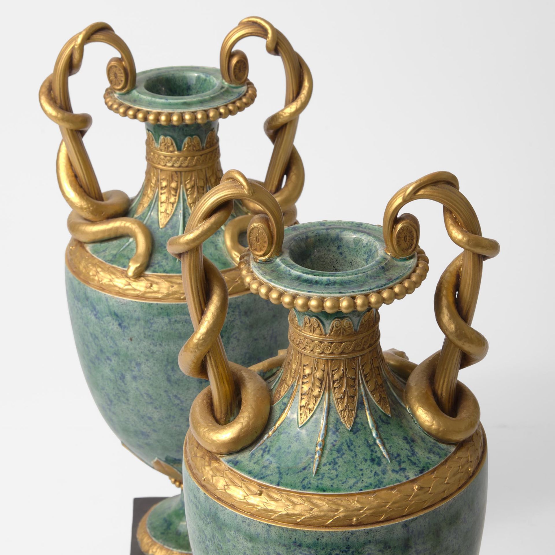 A Pair of Wedgwood Simulated Porphyry Snake-Handled Vases UK, circa 1790 - Image 2 of 3