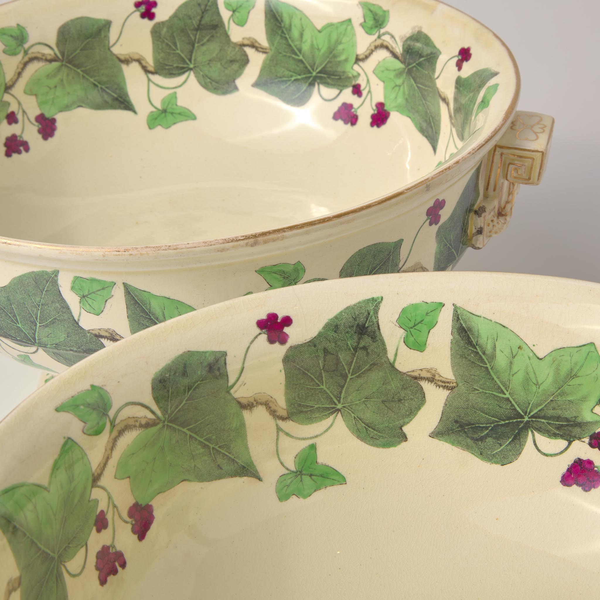 A Pair of Wedgwood Napoleon Ivy Pattern Queensware Footed Serving Bowls UK, 1870s - Image 2 of 3