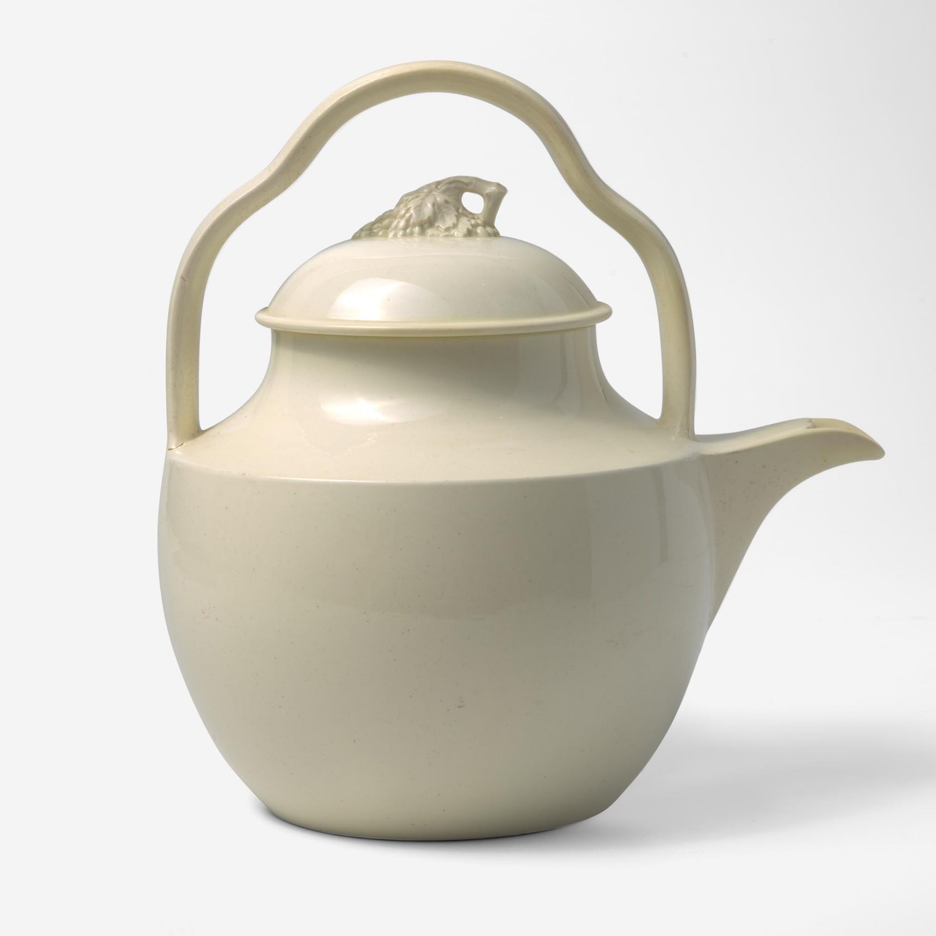 A Wedgwood Queensware Bail Handled Rum Pot with "Bunch-of-Grapes" Knop UK, circa 1800 - Image 2 of 4