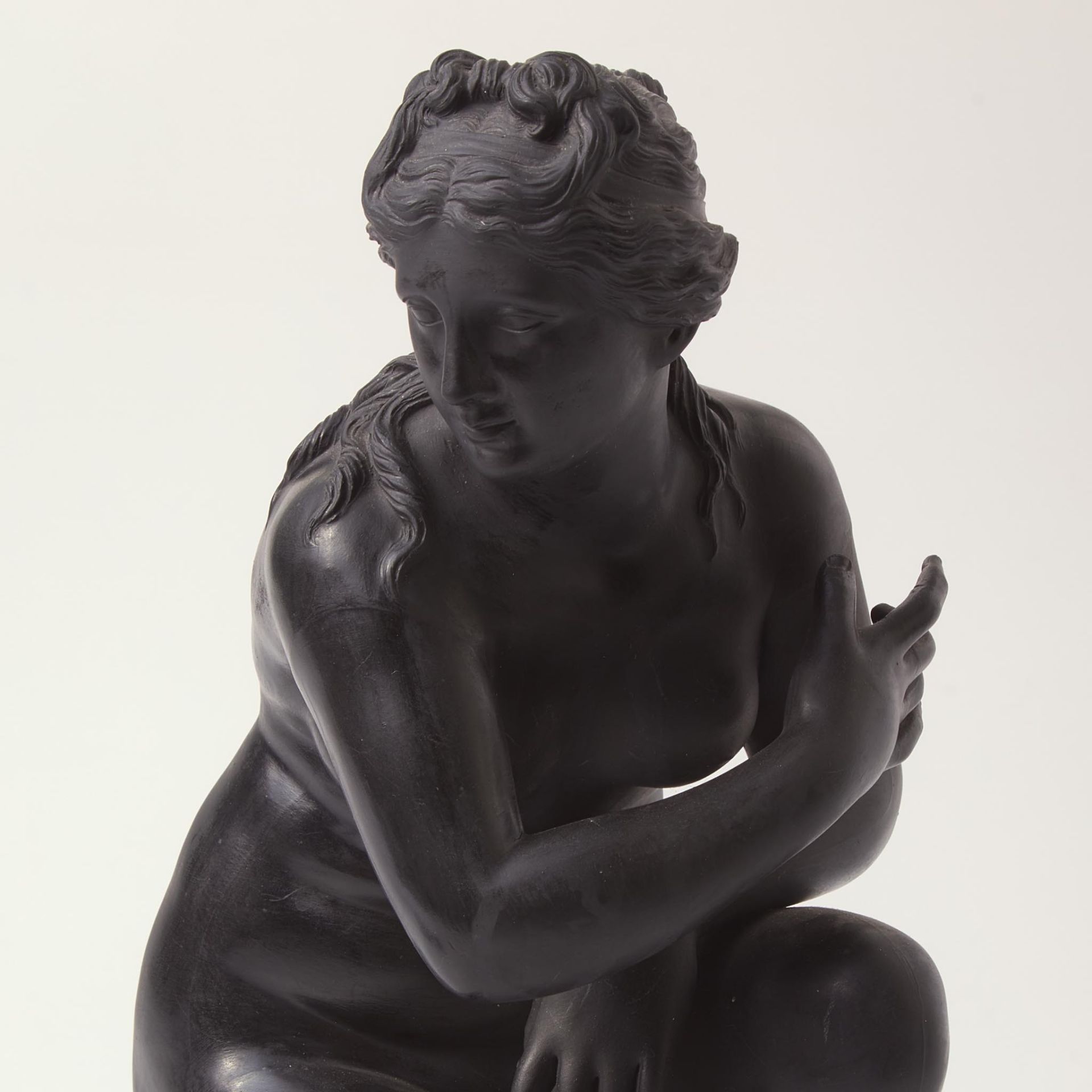 A Wedgwood Black Basalt Crouching Venus Figure UK, mid-19th century - Bild 2 aus 2