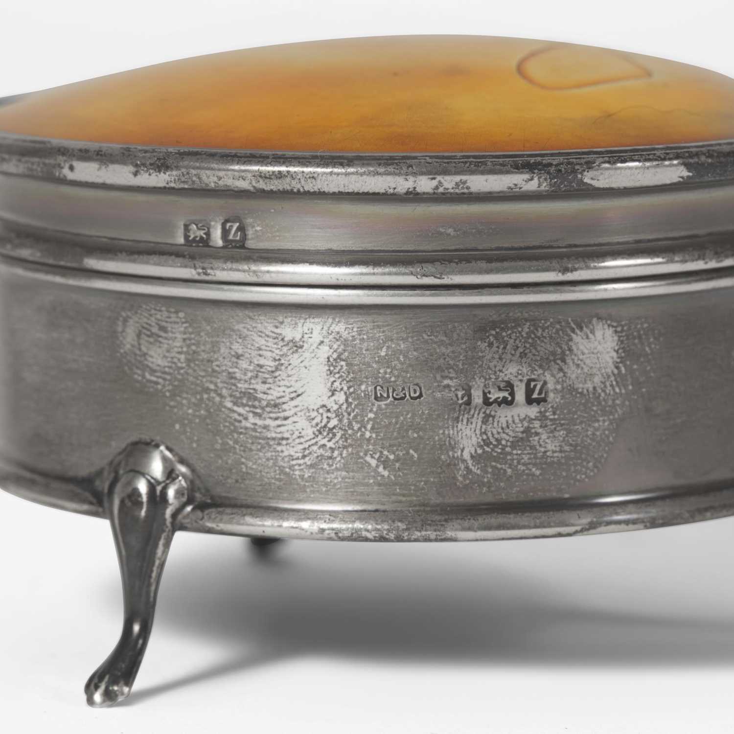 A group of five assorted sterling silver and silver-mounted boxes Various English and Continental - Image 4 of 7
