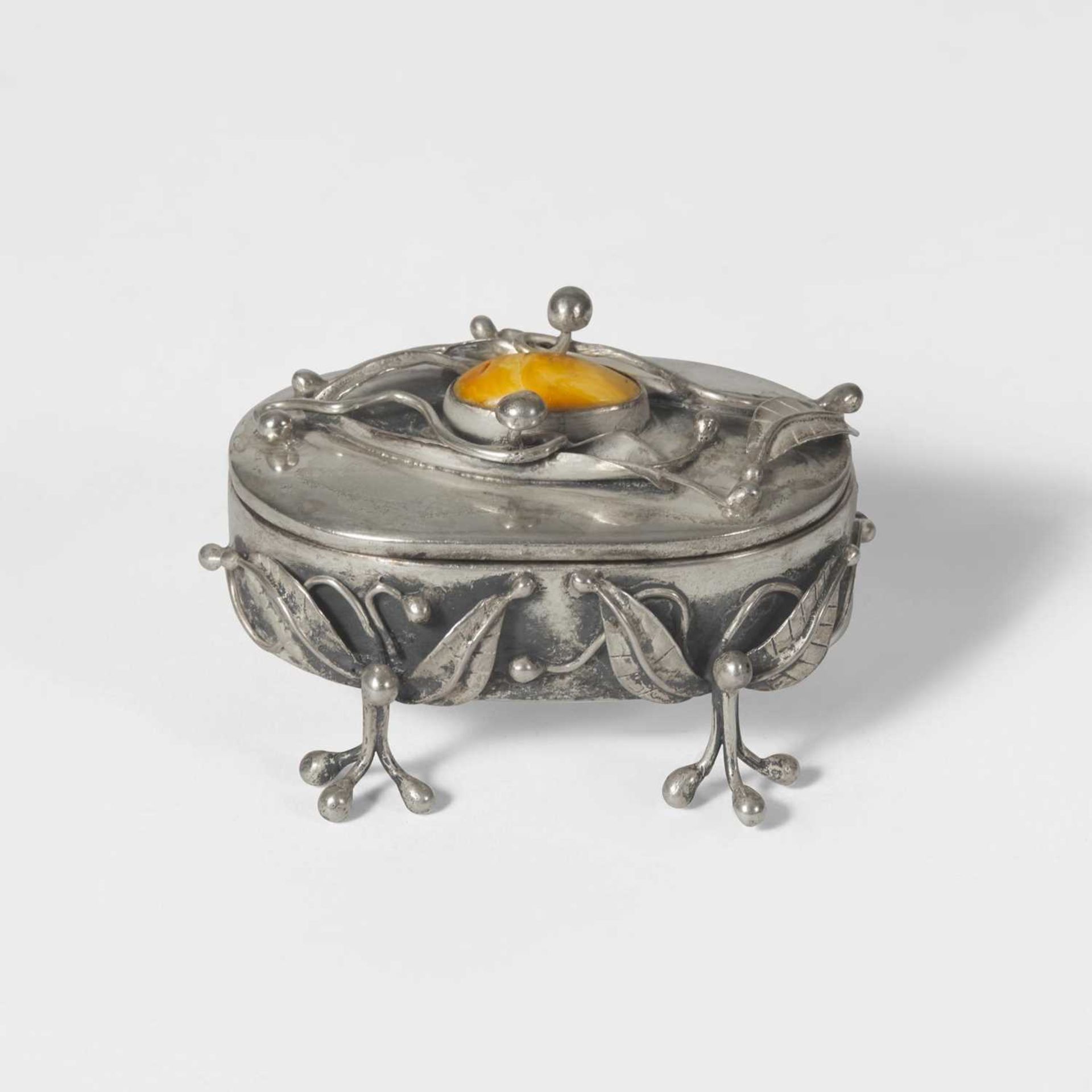 A group of five assorted sterling silver and silver-mounted boxes Various English and Continental - Bild 5 aus 7