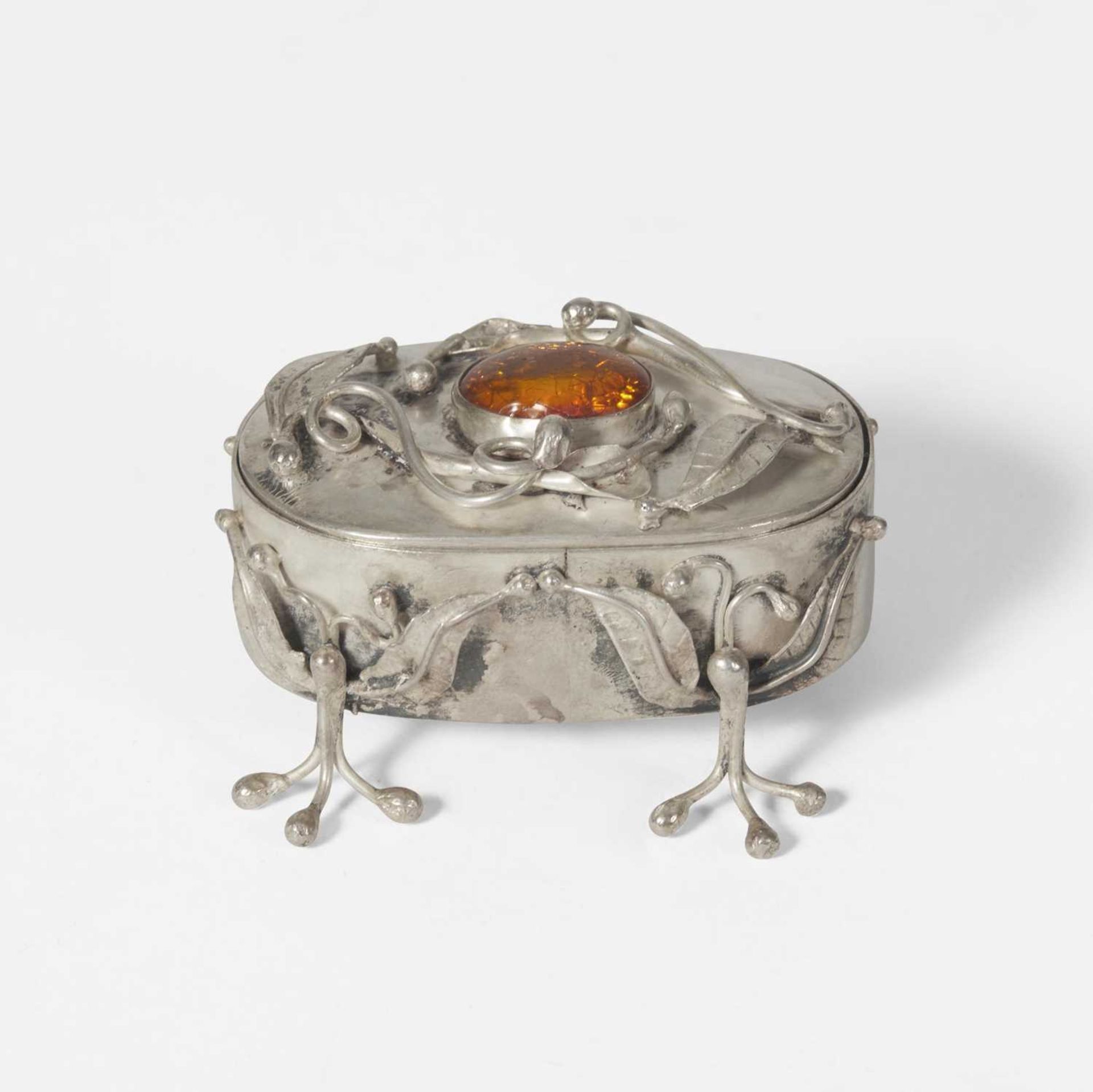 A group of five assorted sterling silver and silver-mounted boxes Various English and Continental - Bild 2 aus 7