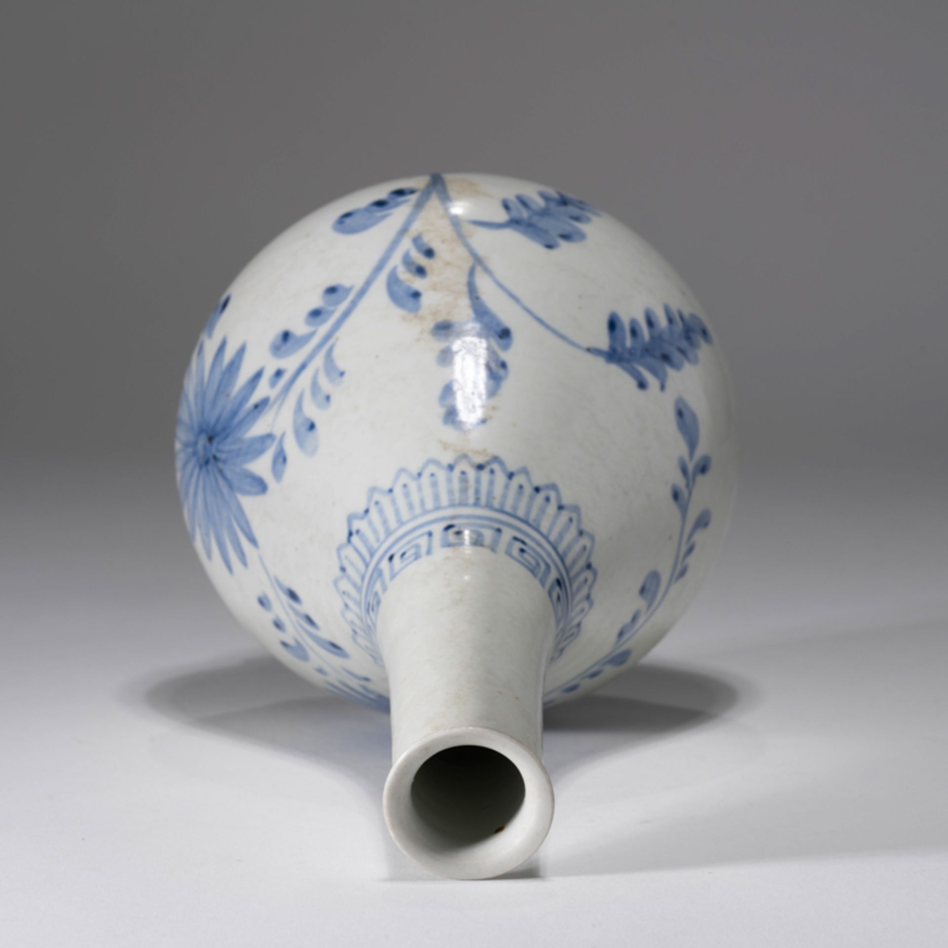 A KOREAN BLUE AND WHITE 'CHRYSANTHEMUM' BOTTLE VASE, JOSEON DYNASTY - Image 6 of 8