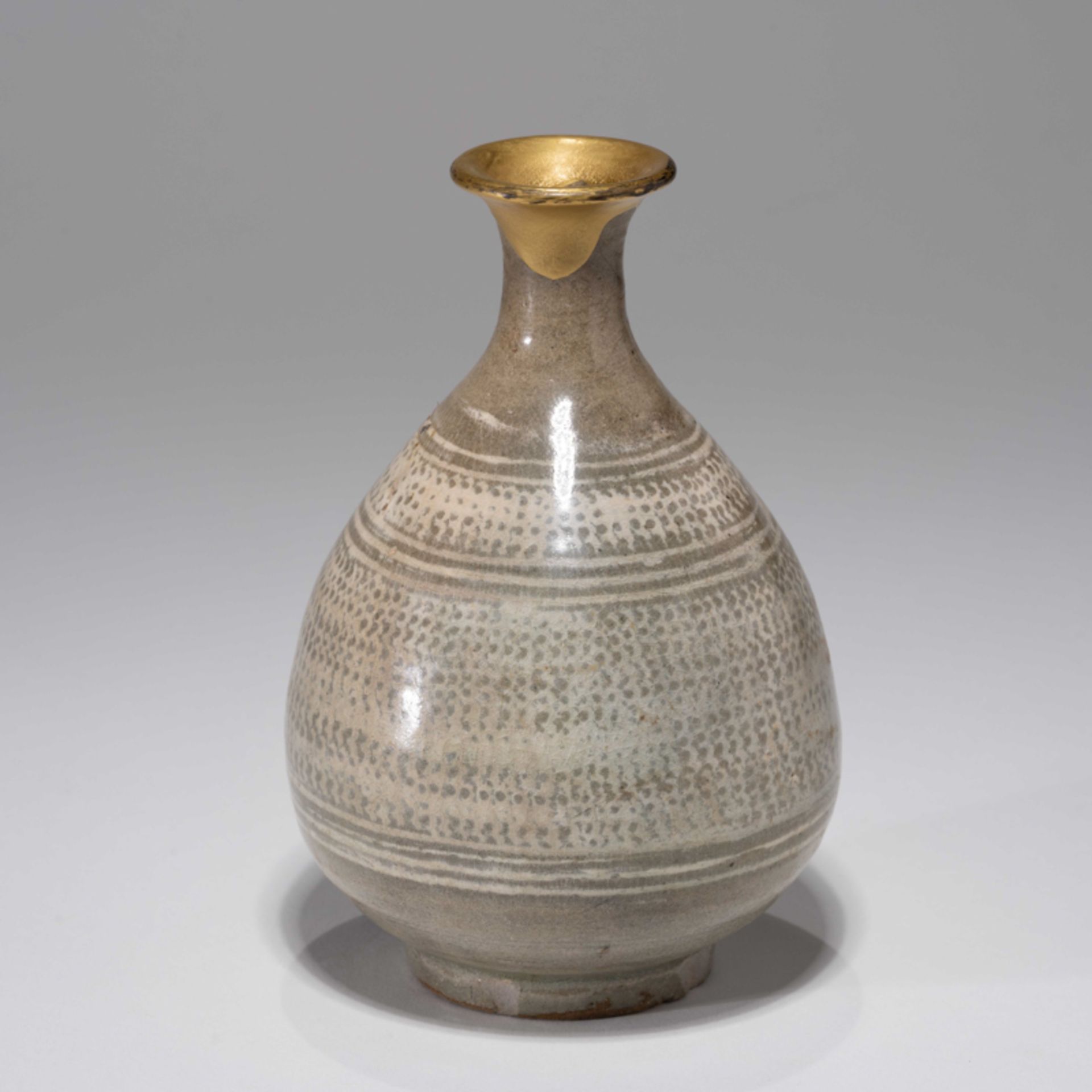 A KOREAN WHITE SLIP INLAID BUNCHEONG PEAR-SHAPED VASE, JOSEON DYNASTY - Image 3 of 8