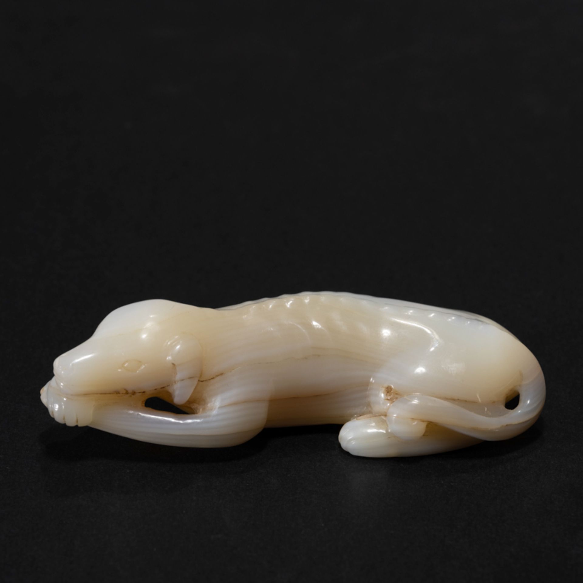 A CHINESE SEASHELL DOG-FORM ORNAMENT - Image 8 of 8