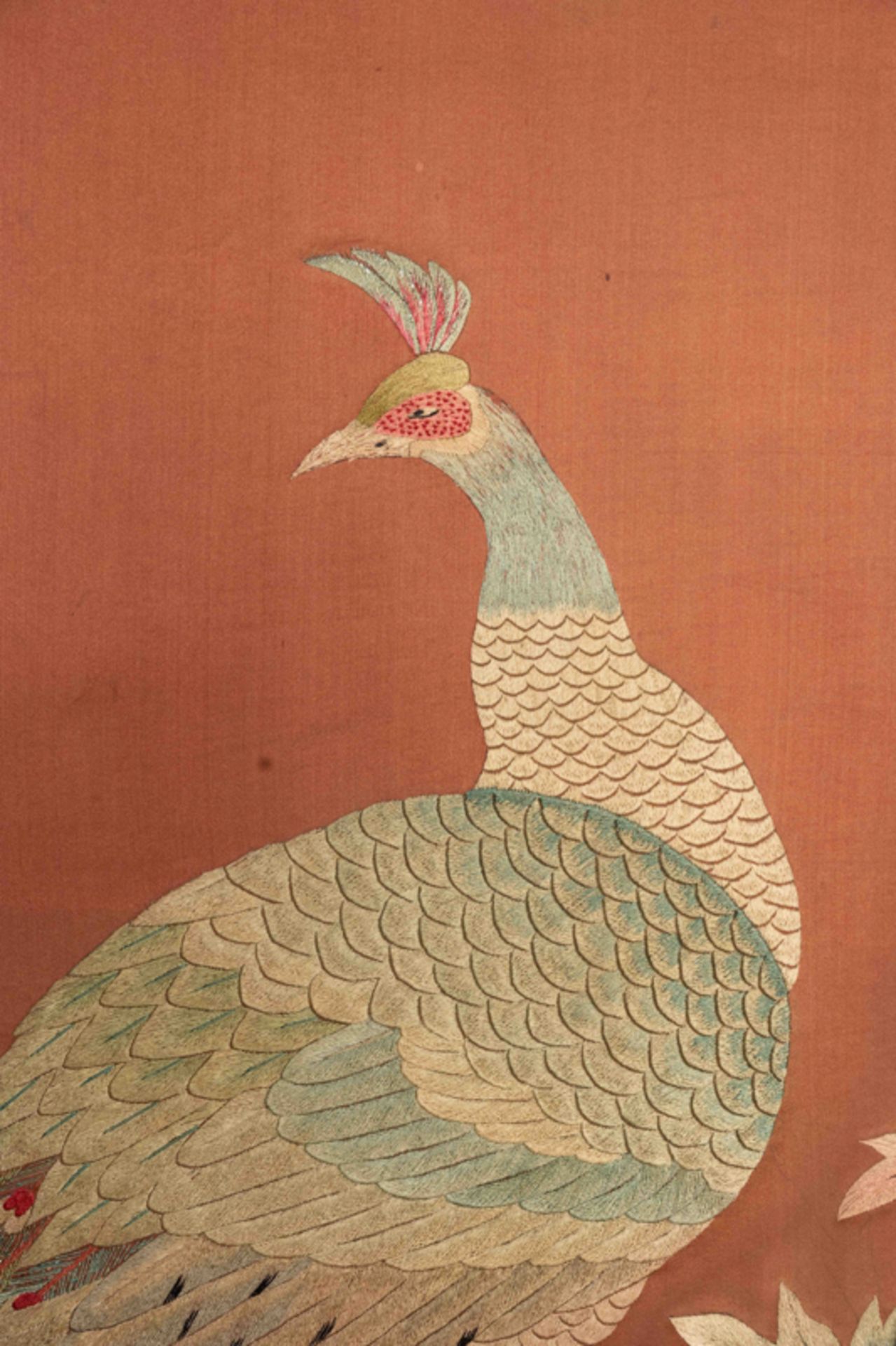 A TWO-PANEL FOLDING SCREEN WITH EMBROIDERED PEONY AND PEACOCK 孔雀牡丹圖刺繡 屏風 - Bild 4 aus 7