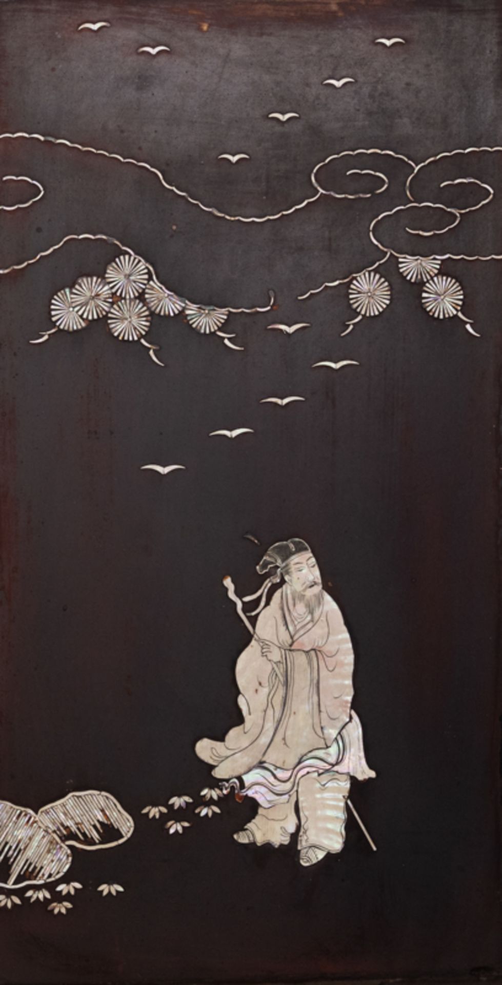 A CHINESE MOTHER-OF-PEARL INLAID LACQUER FOUR-PANEL FOLDING SCREEN  - Bild 4 aus 8