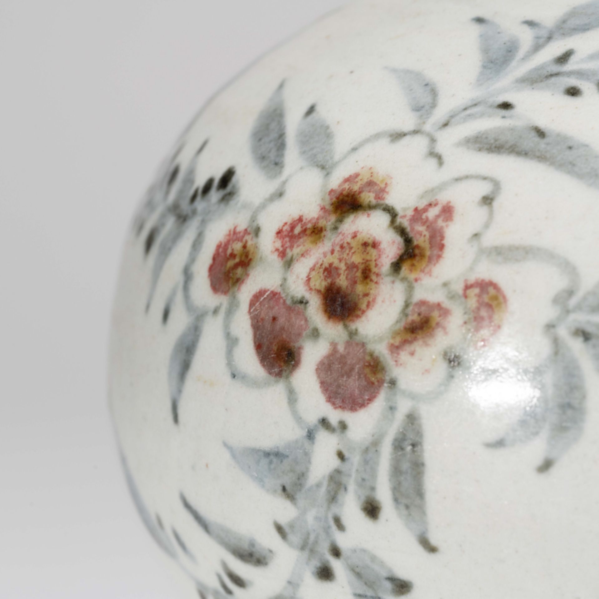 A KOREAN BLUE AND WHITE POT WITH UNDERGLAZE-RED PAINTED PEONY DESIGN - Image 4 of 11