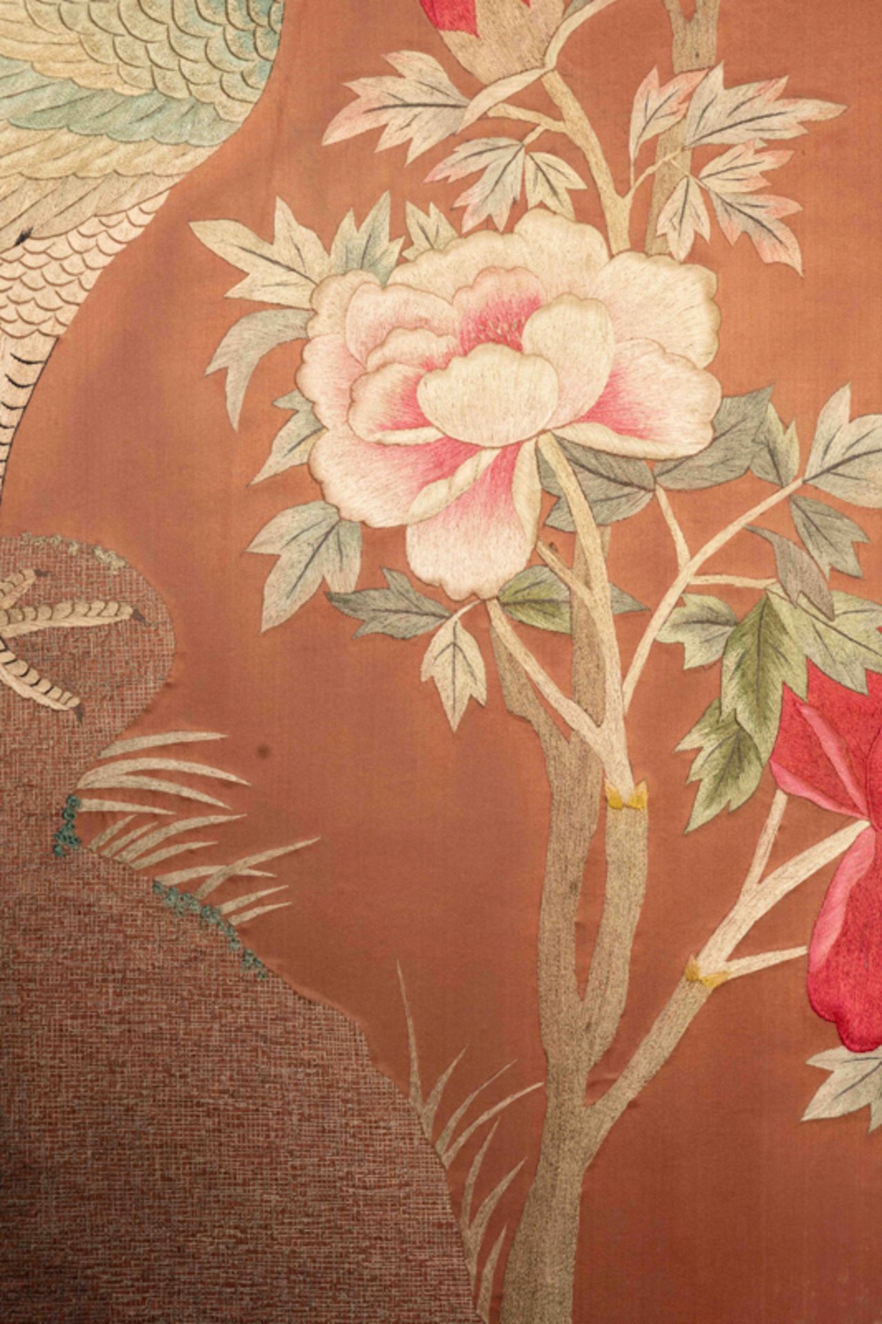 A TWO-PANEL FOLDING SCREEN WITH EMBROIDERED PEONY AND PEACOCK 孔雀牡丹圖刺繡 屏風 - Image 6 of 7