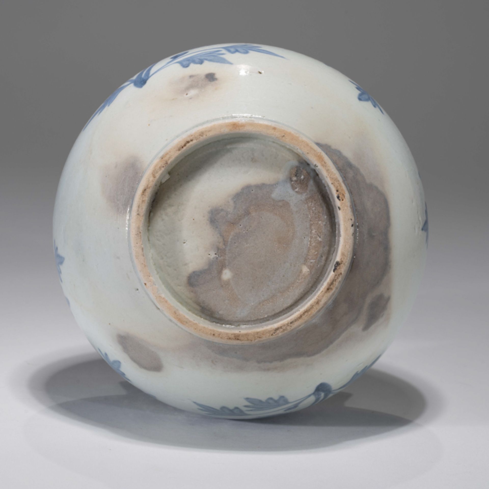 A KOREAN BLUE AND WHITE 'PEONY' ROUND POT, JOSEON DYNASTY - Image 7 of 9