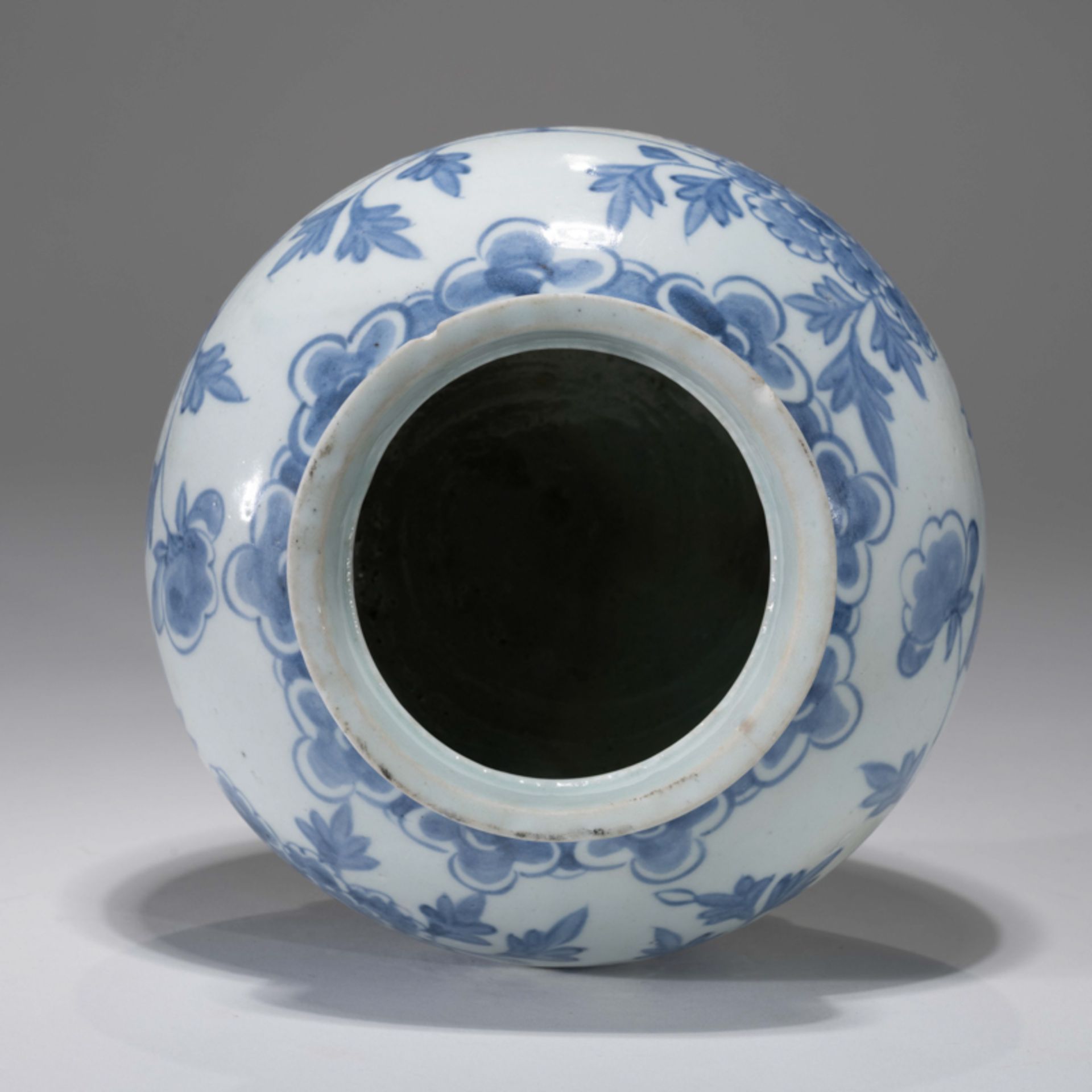 A KOREAN BLUE AND WHITE 'PEONY' ROUND POT, JOSEON DYNASTY - Image 6 of 9