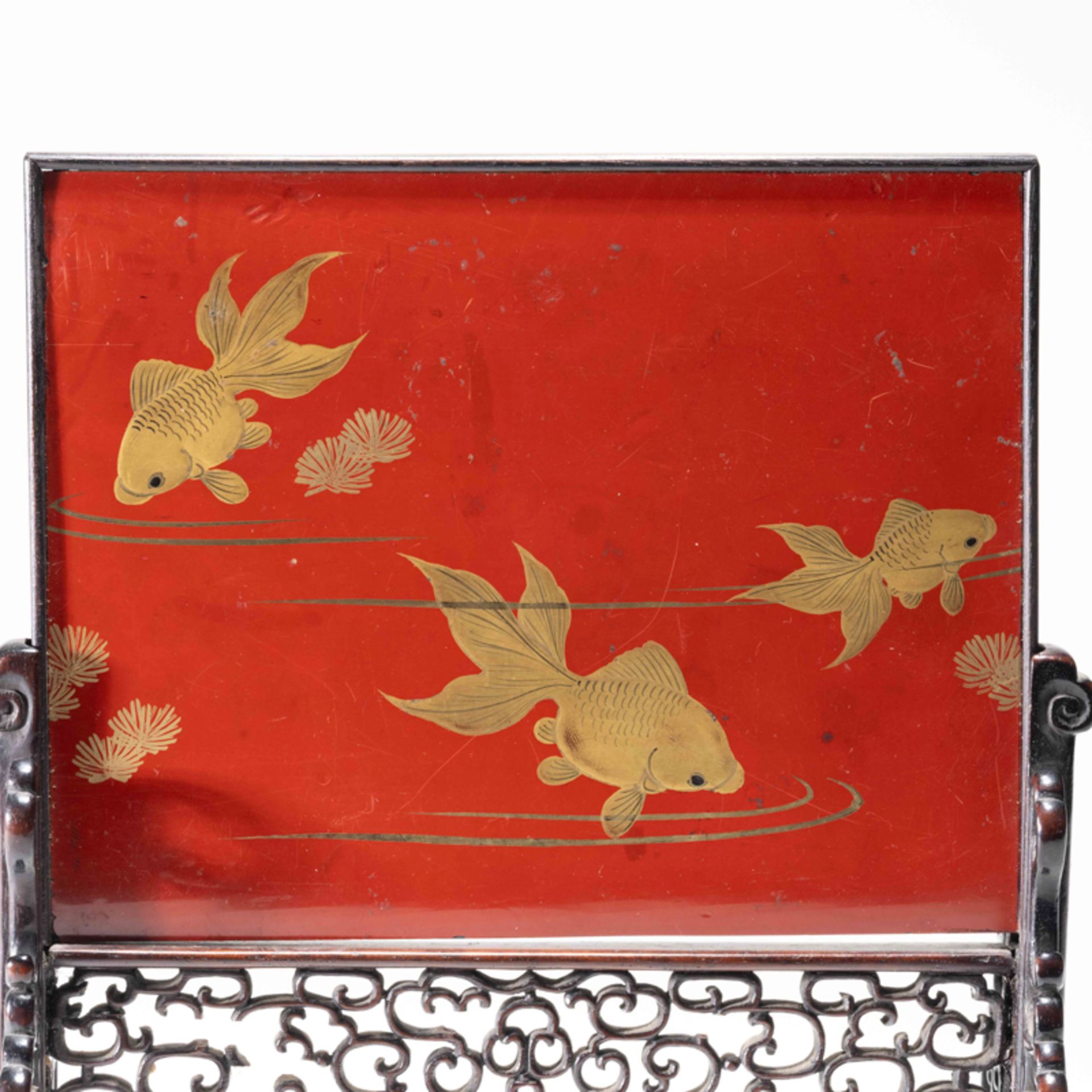 A LACQUER TABLE SCREEN WITH GOLD PAINTED GOLDFISH DESIGN  - Image 8 of 9