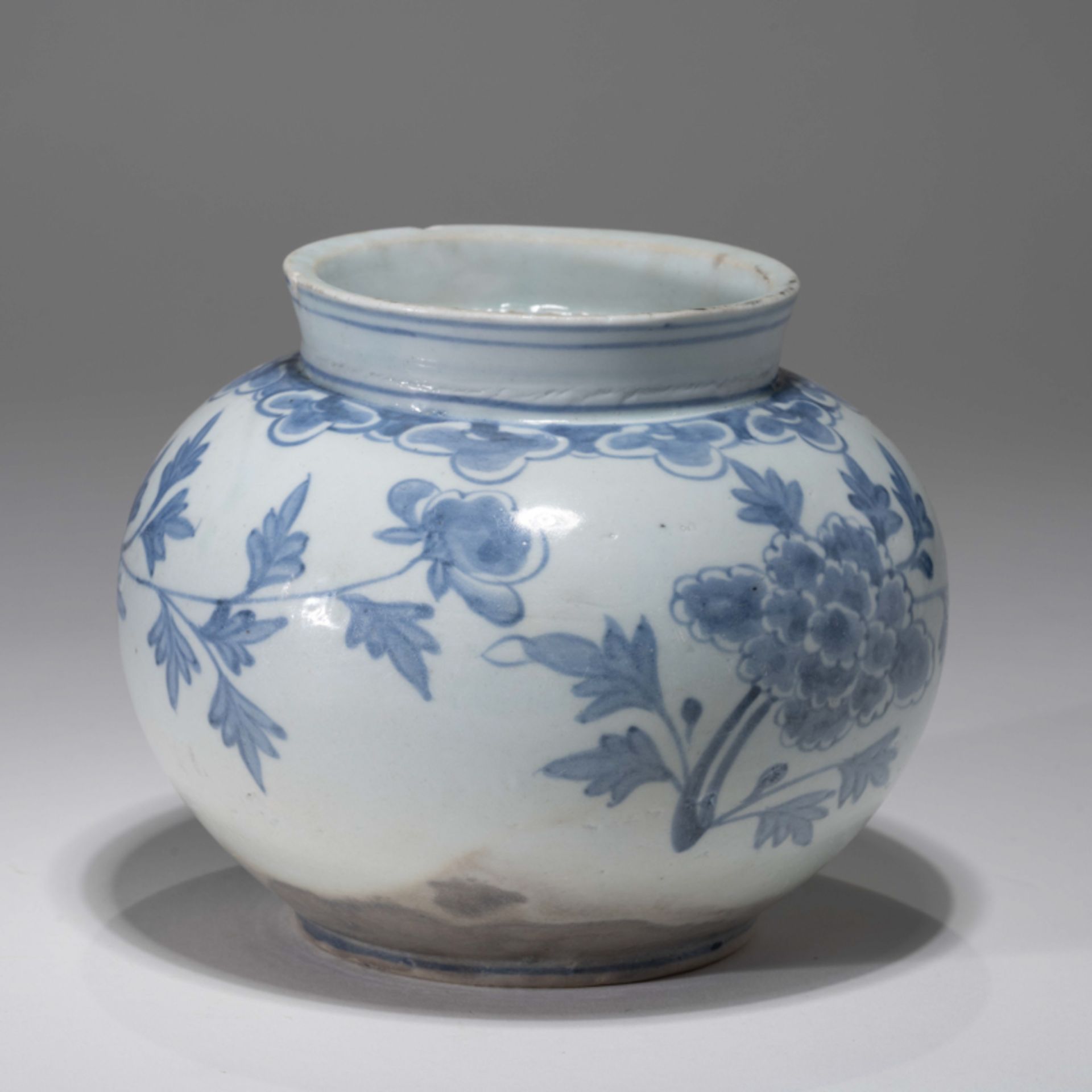 A KOREAN BLUE AND WHITE 'PEONY' ROUND POT, JOSEON DYNASTY - Image 2 of 9