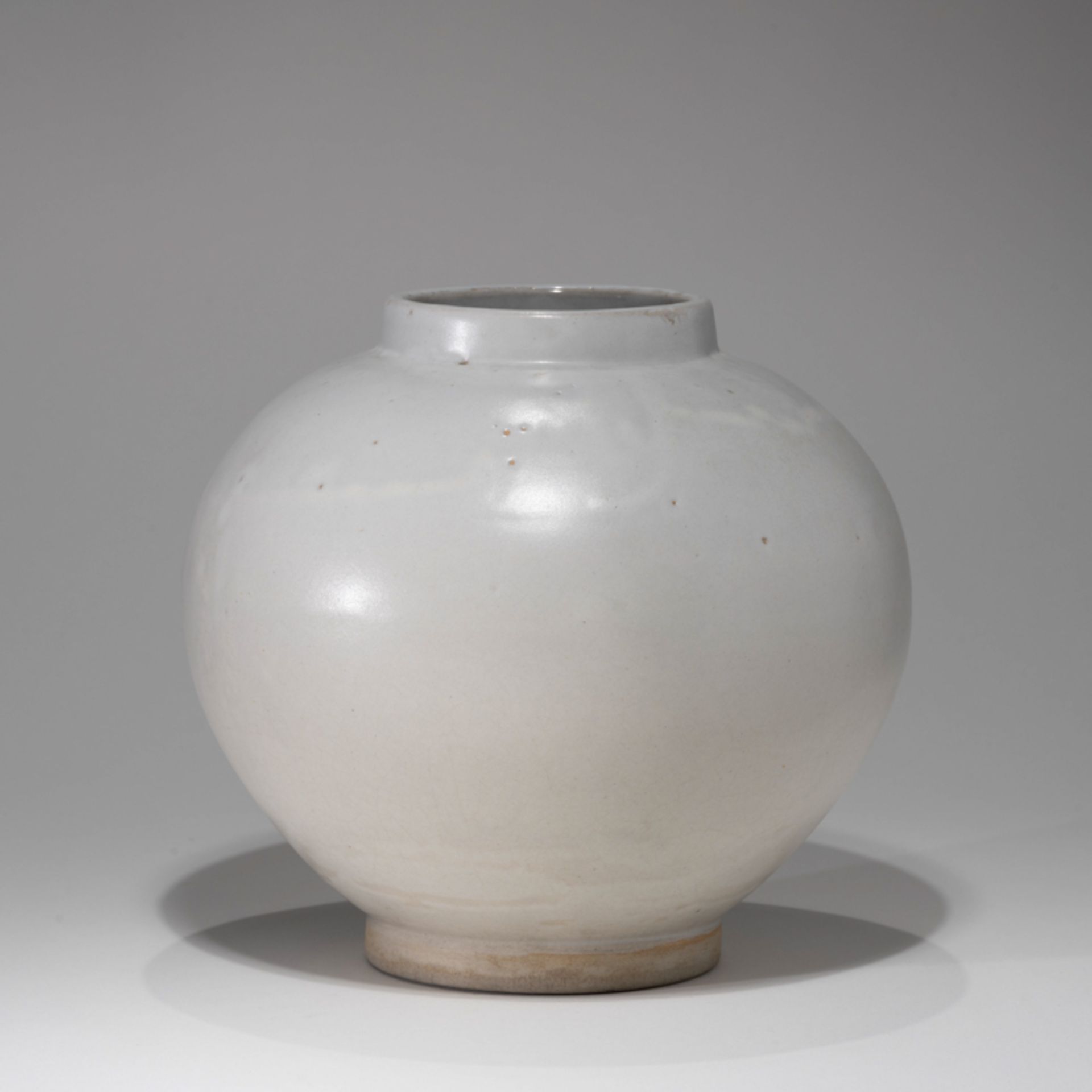 A KOREAN WHITE GLAZED ROUND POT, JOSEON DYNASTY - Image 2 of 8