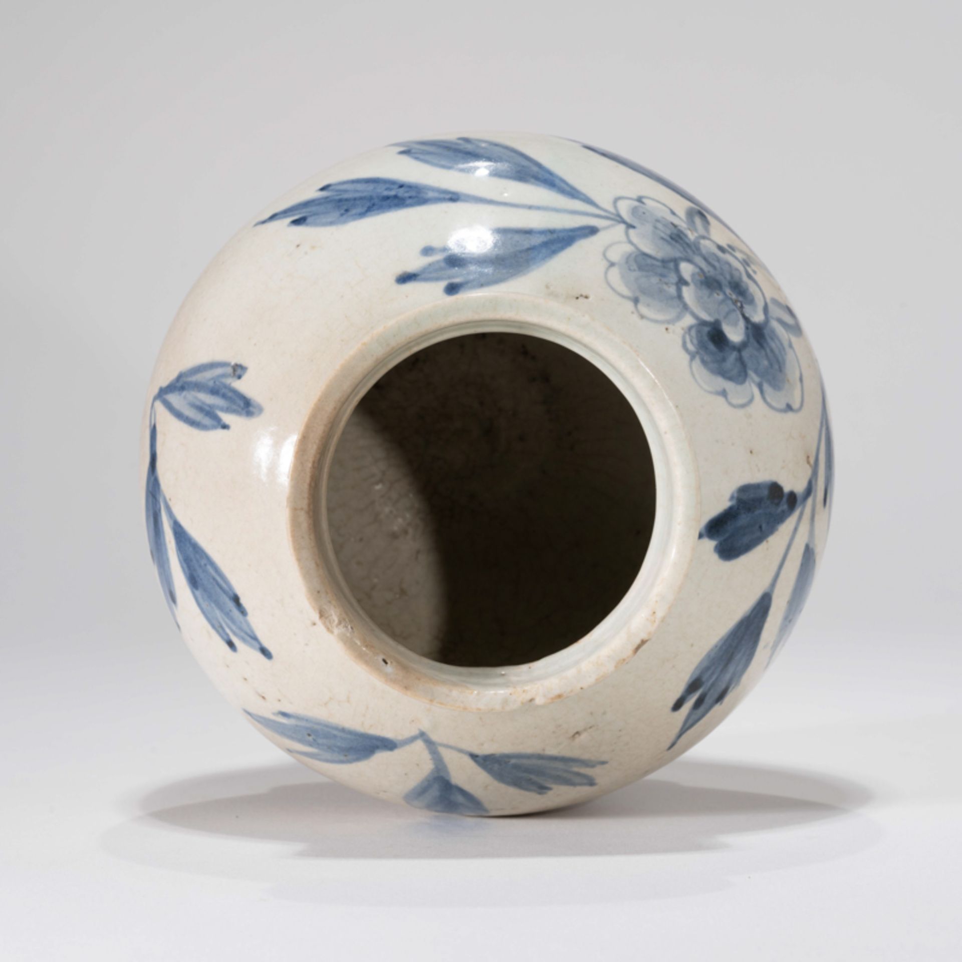 A KOREAN BLUE AND WHITE 'PEONY' JAR, JOSEON DYNASTY - Image 6 of 9